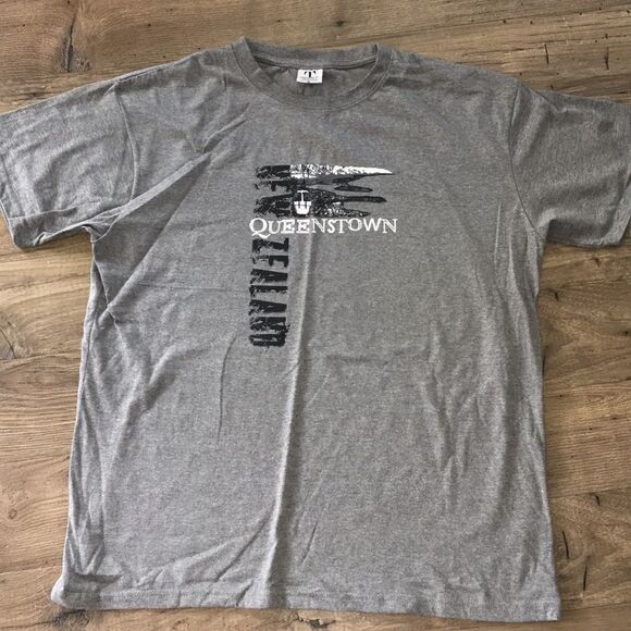 Gray Queenstown New Zealand print Kiwi t shirt new - Picture 1 of 3